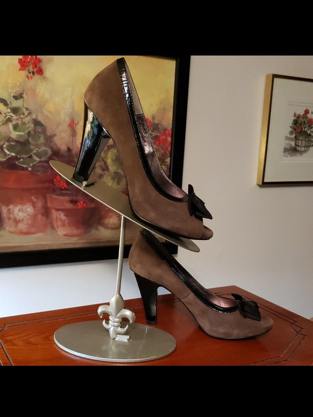 VTG Sofft Taupe Suede Bow Pump with Black Patent Trim Heels. Size 8.5